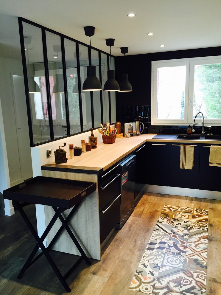 Cette photo montre une cuisine tendance.