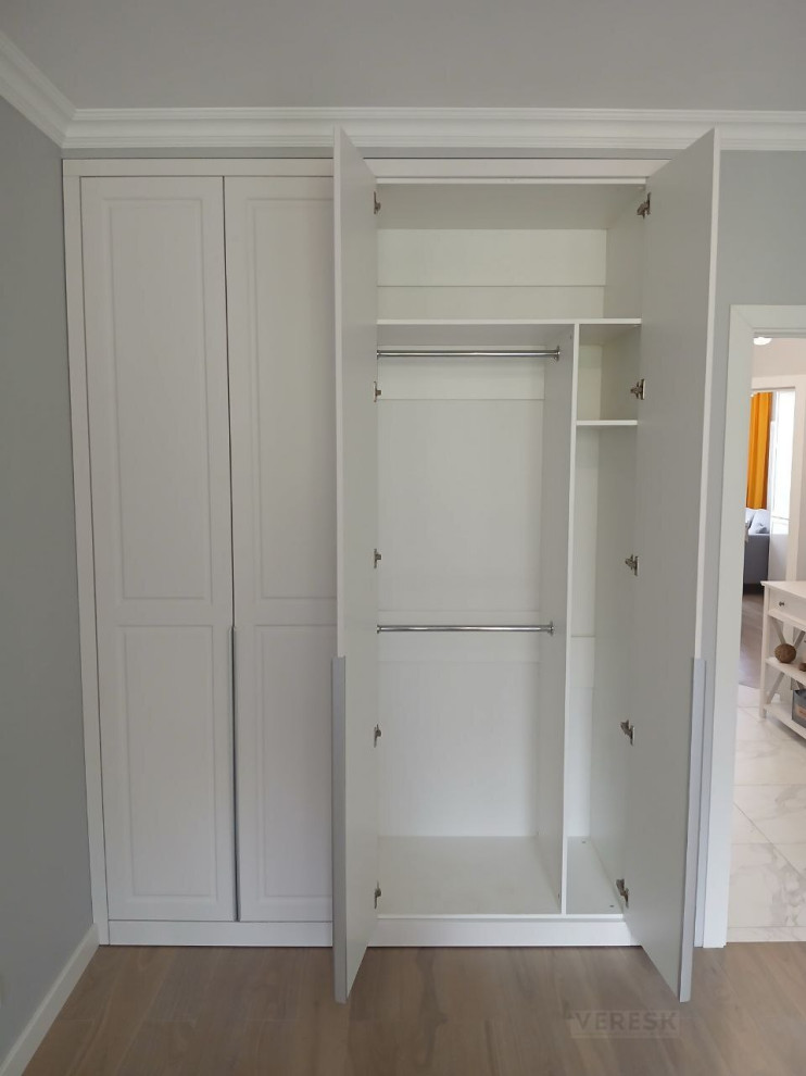 Распашные шкафы