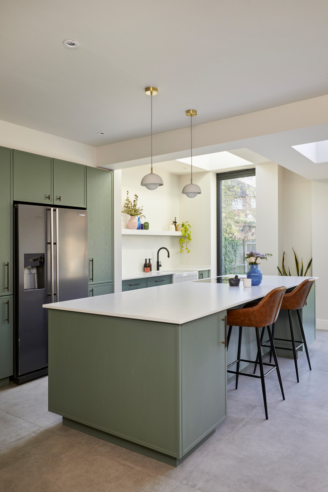 Inspiration för mellanstora moderna linjära vitt kök och matrum, med luckor med infälld panel, vitt stänkskydd och en köksö