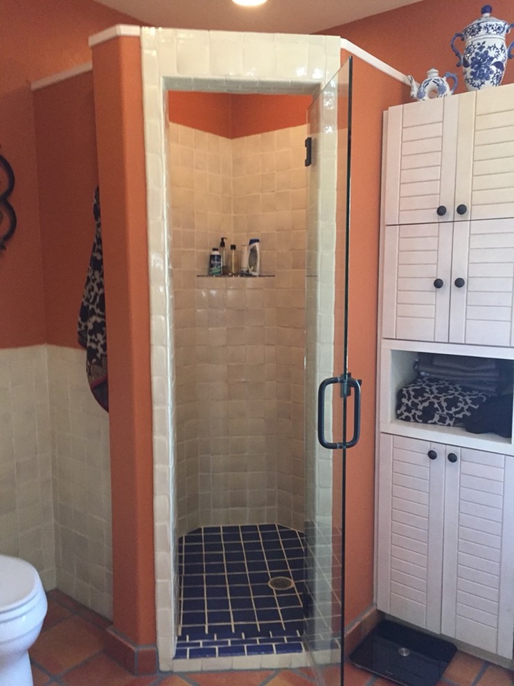 Example of a transitional home design design in Austin