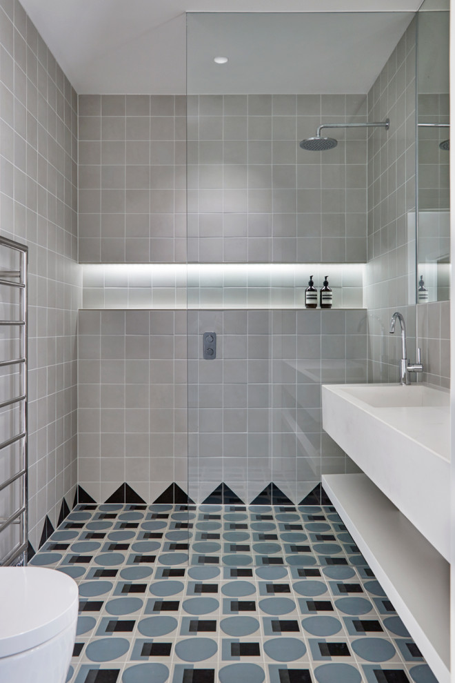 Großes Modernes Kinderbad mit weißen Schränken, Wandtoilette, blauer Wandfarbe, Keramikboden, schwarzem Boden, offener Dusche, Einzelwaschbecken und schwebendem Waschtisch in London