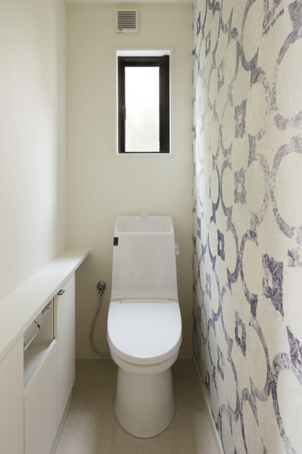 さわやかな壁紙を貼ったトイレ Scandinavian Cloakroom Tokyo By 株式会社 僕らの家 Houzz Uk