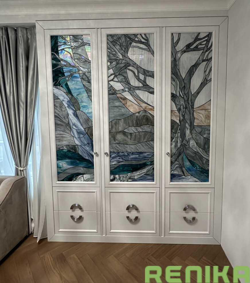 Шкаф с распашными дверьми с витражами