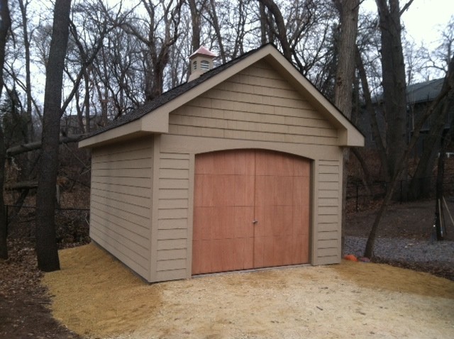 Photo of a mid-sized traditional detached garden shed in Minneapolis.