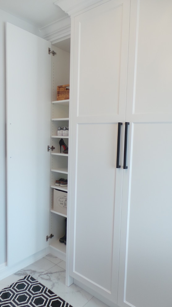 Entryway - transitional entryway idea in Toronto