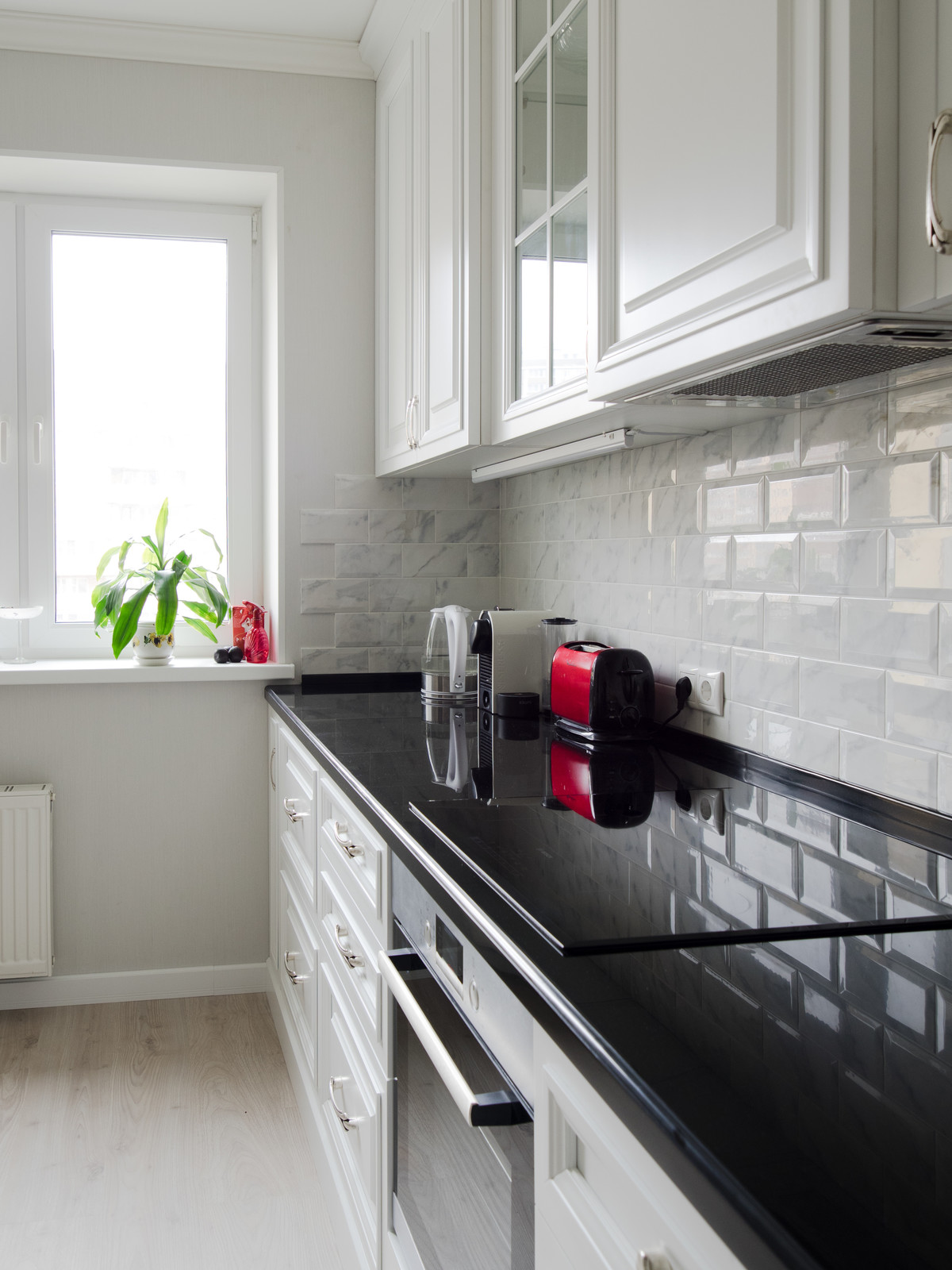 Белая кухня в стиле современная классика