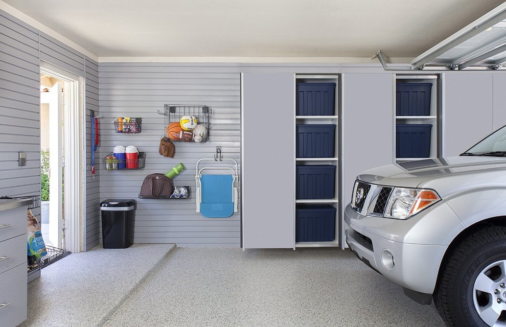 This is an example of a traditional garage in Houston.