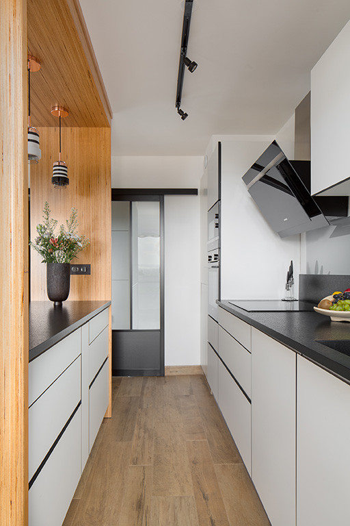 Design ideas for a mid-sized contemporary kitchen in Paris.