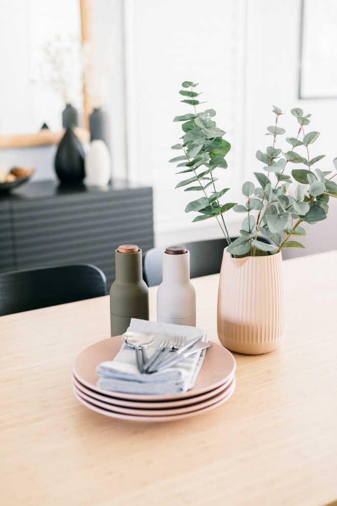 Idéer för ett litet minimalistiskt kök med matplats, med blå väggar, mörkt trägolv och brunt golv
