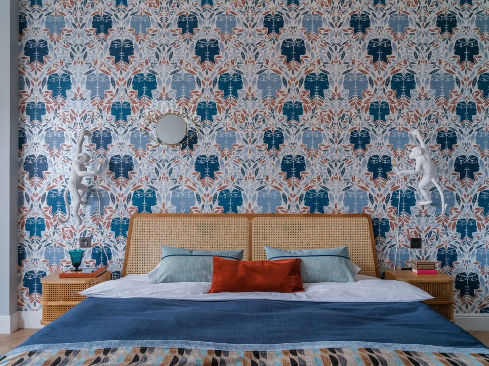 Idee per una camera matrimoniale minimal di medie dimensioni con pareti blu, parquet chiaro, pavimento beige e carta da parati