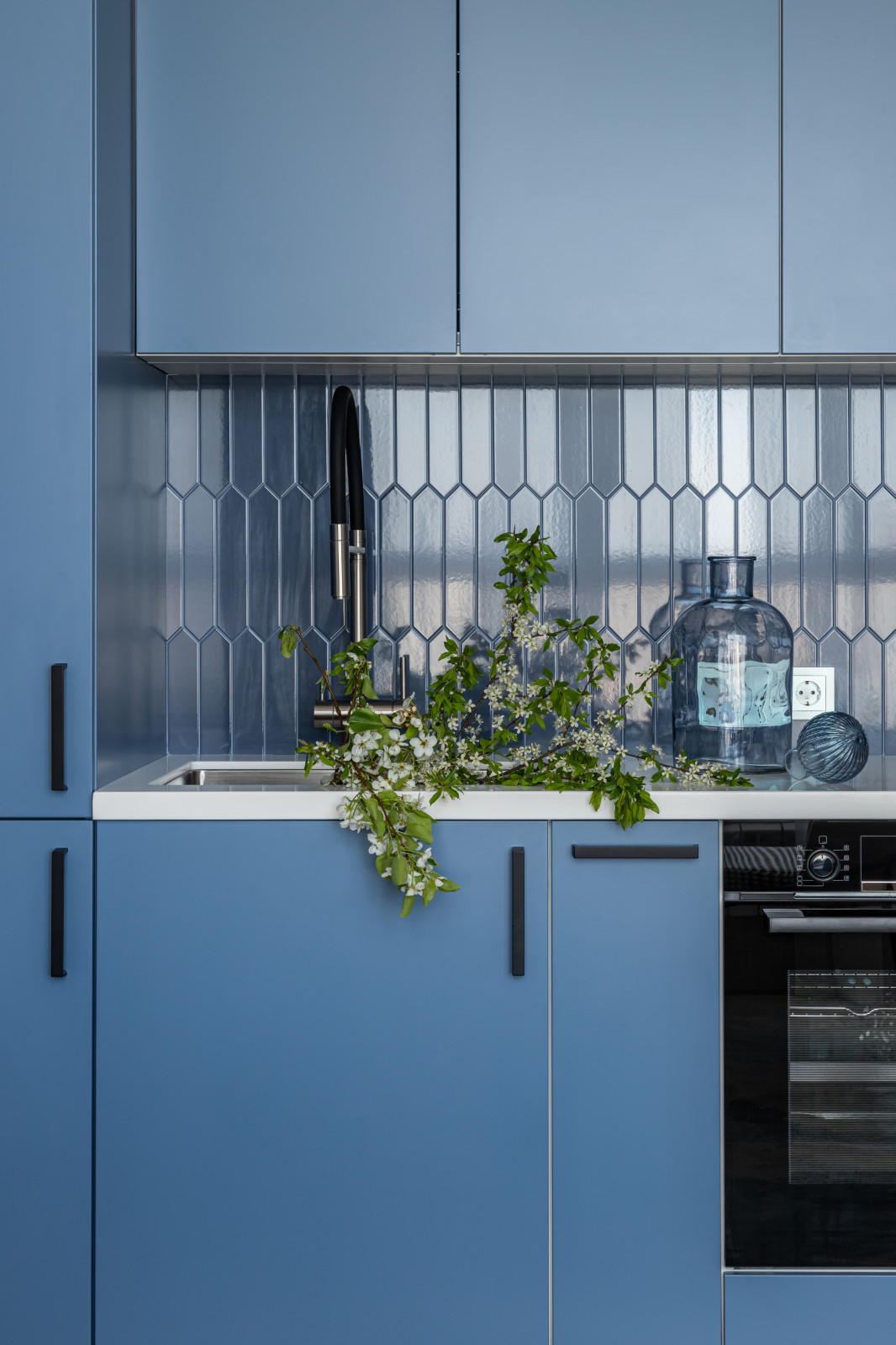 Цвет, неон и греческие богини - современная квартира 35 м² для блогера в Москве