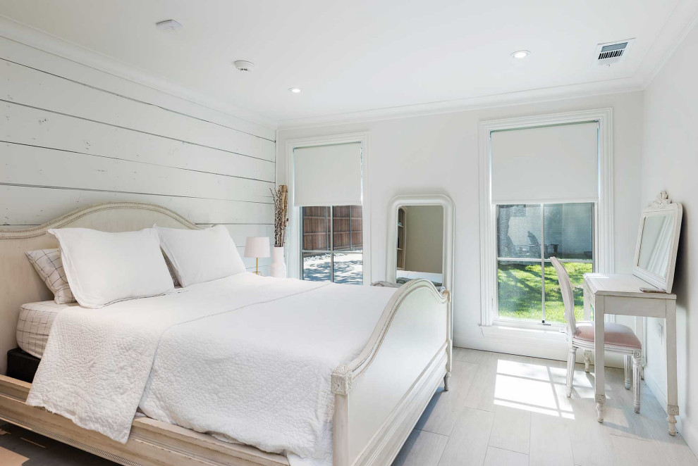 Пример оригинального дизайна: гостевая спальня среднего размера, (комната для гостей) в стиле модернизм с белыми стенами, полом из керамогранита, белым полом, стенами из вагонки и акцентной стеной