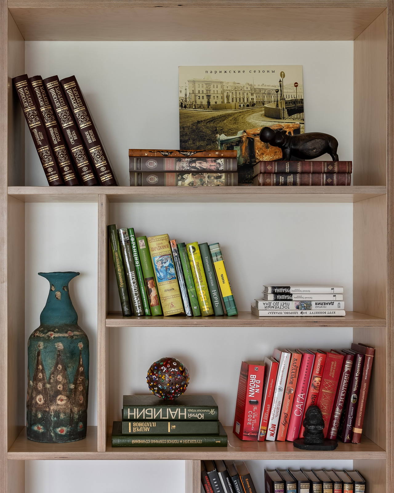 Квартира с библиотекой и коллекцией искусства