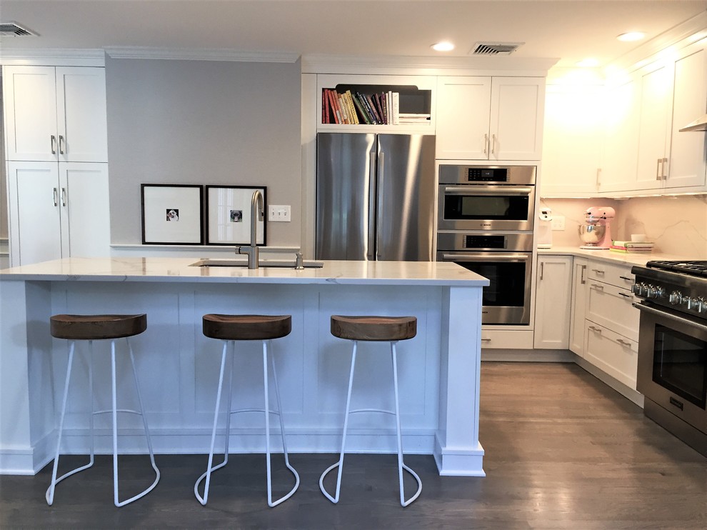 Kitchen - transitional kitchen idea in New York