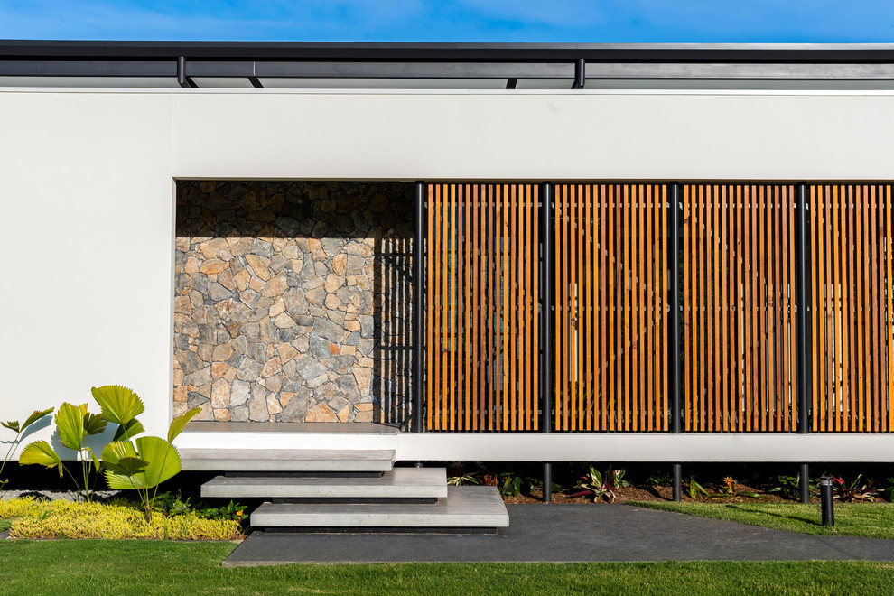Example of a 1950s home design design in Gold Coast - Tweed
