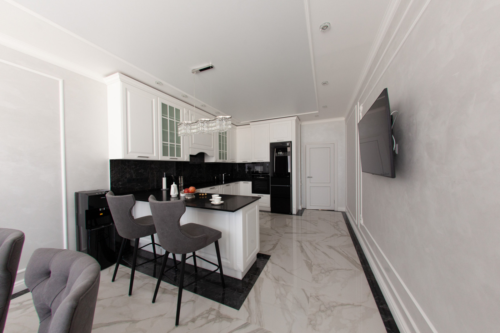 квартира в черно белых тонах