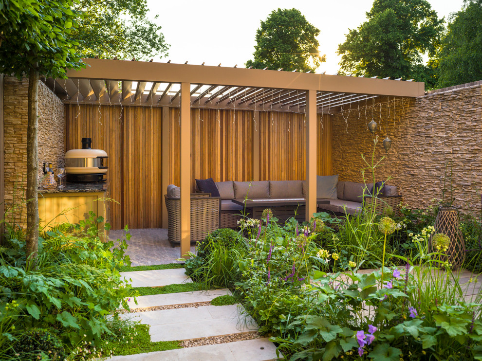 На фото: маленький участок и сад на заднем дворе в современном стиле с полуденной тенью и покрытием из каменной брусчатки для на участке и в саду