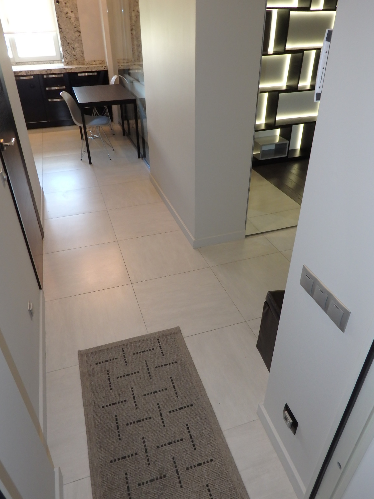 Двухкомнатная квартира со стеклянной перегородкой на Овчинниковской набережной