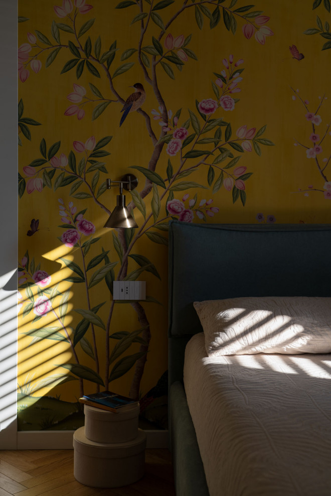 ミラノにある中くらいなトラディショナルスタイルのおしゃれな主寝室 (黄色い壁、ベージュの床、壁紙)
