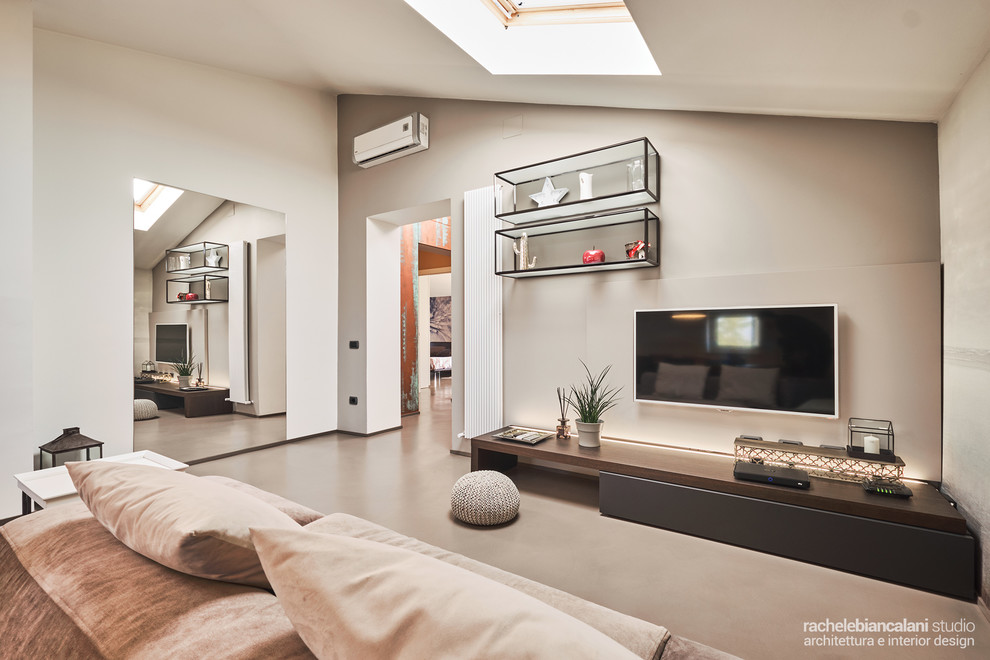 This is an example of a contemporary living room in Florence.