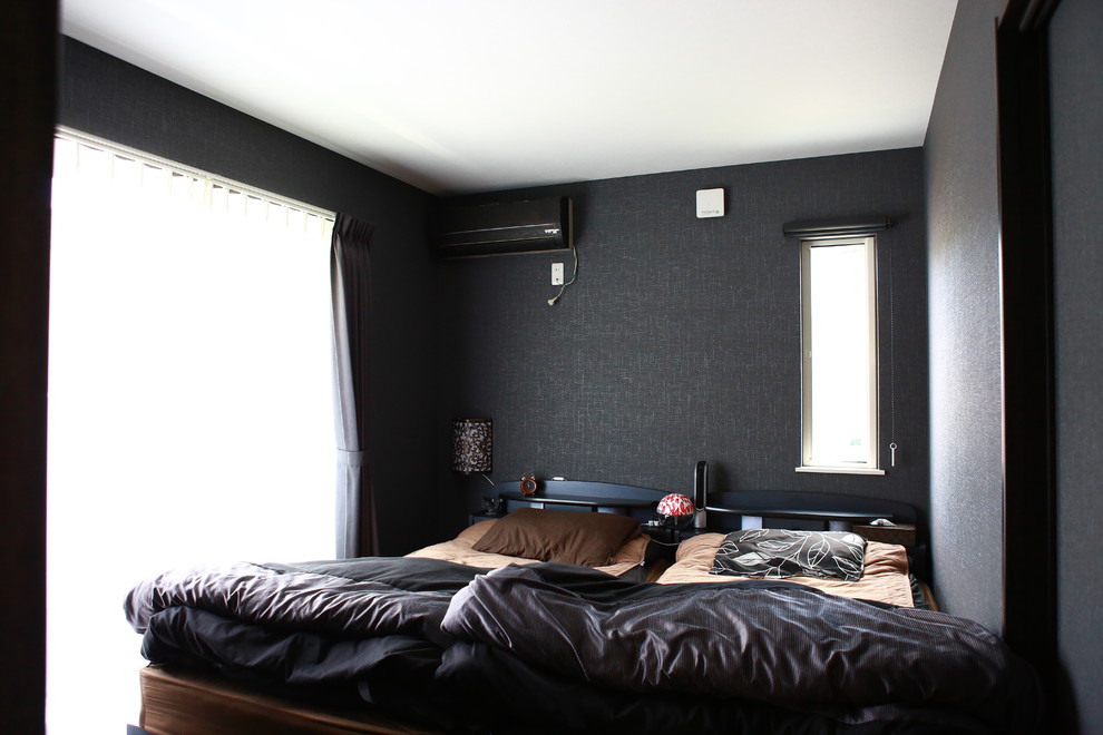 他の地域にあるおしゃれな主寝室 (黒い壁、黒い床) のインテリア