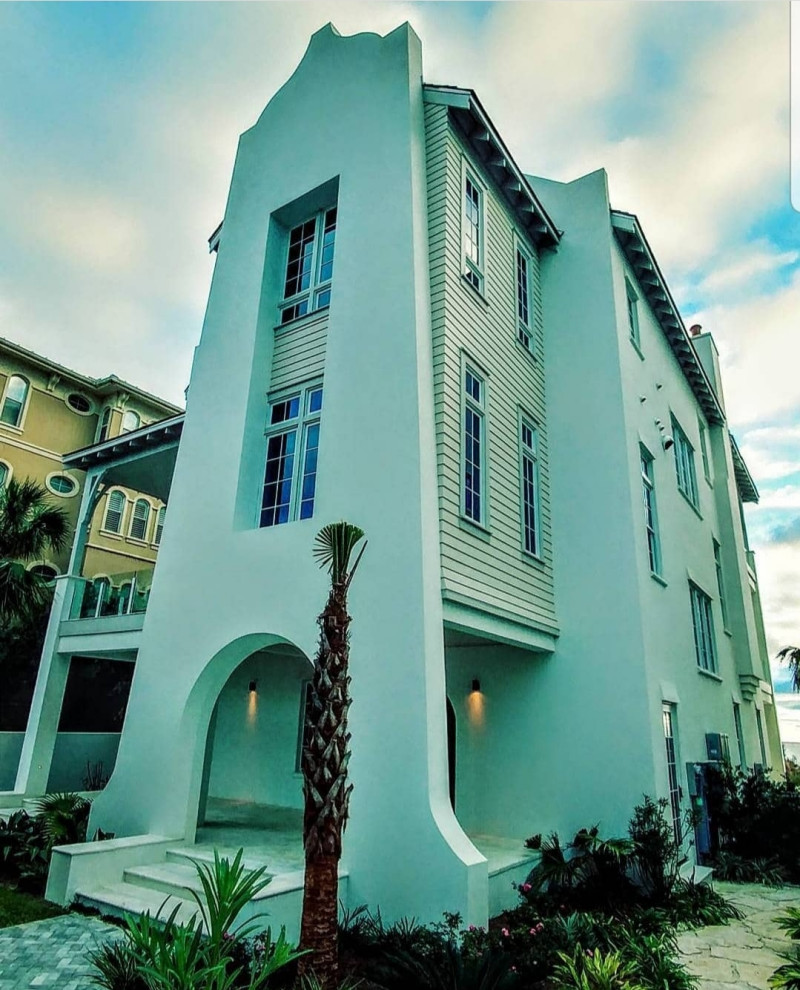 Идея дизайна: большой, четырехэтажный частный загородный дом в морском стиле с облицовкой из бетона, двускатной крышей, крышей из гибкой черепицы и коричневой крышей