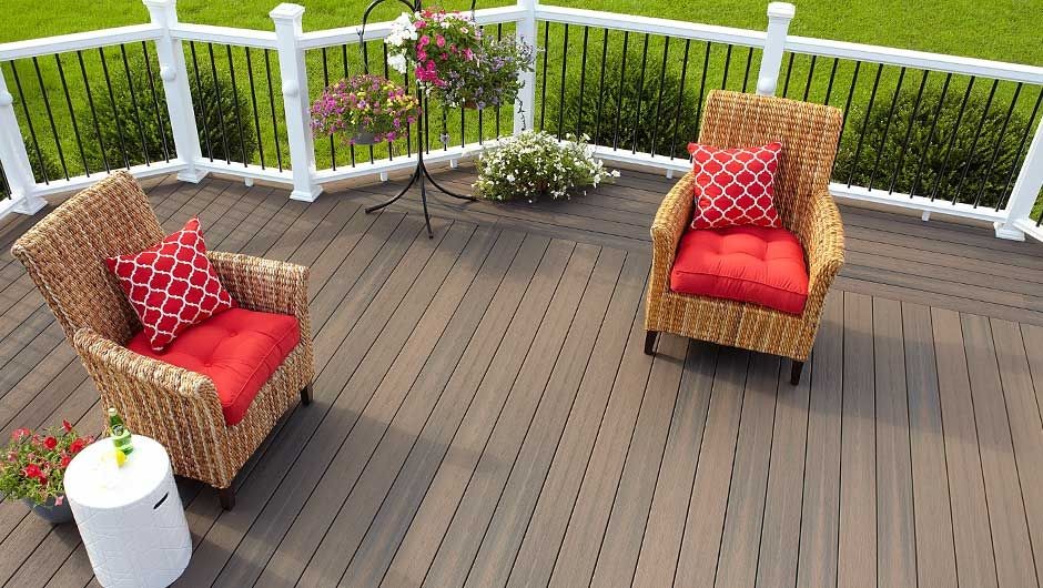 Example of a mid-sized transitional backyard deck container garden design with no cover