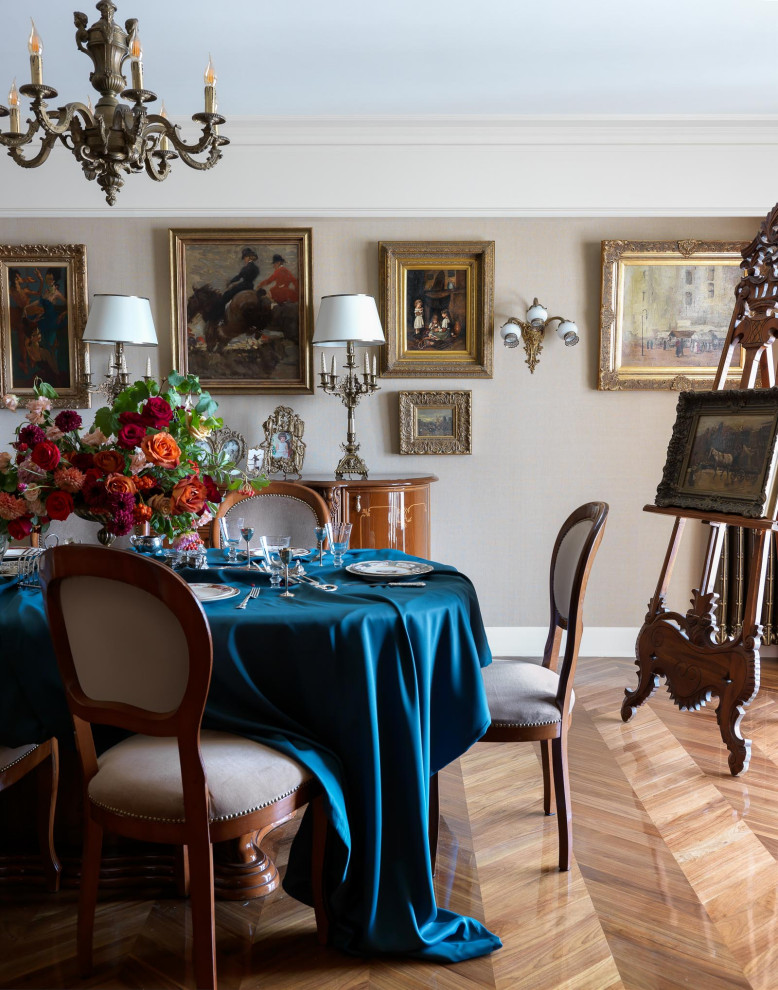 КВАРТИРА С АНТИКВАРНОЙ МЕБЕЛЬЮ (90 М.КВ) И ПРЕДМЕТАМИ ИСКУССТВА