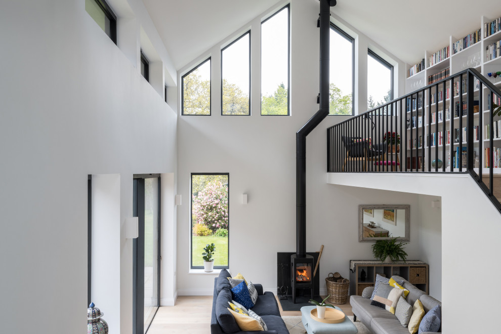 Mittelgroßes Modernes Wohnzimmer im Loft-Stil mit weißer Wandfarbe, hellem Holzboden, Kaminumrandung aus Metall und braunem Boden in Buckinghamshire