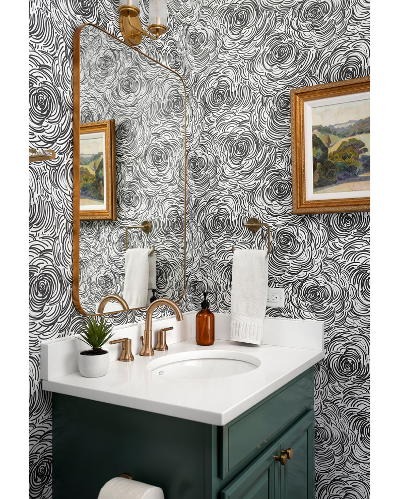 Inspiration för mellanstora klassiska vitt toaletter, med luckor med upphöjd panel, gröna skåp, en toalettstol med separat cisternkåpa, flerfärgade väggar, ett undermonterad handfat och bänkskiva i kvarts