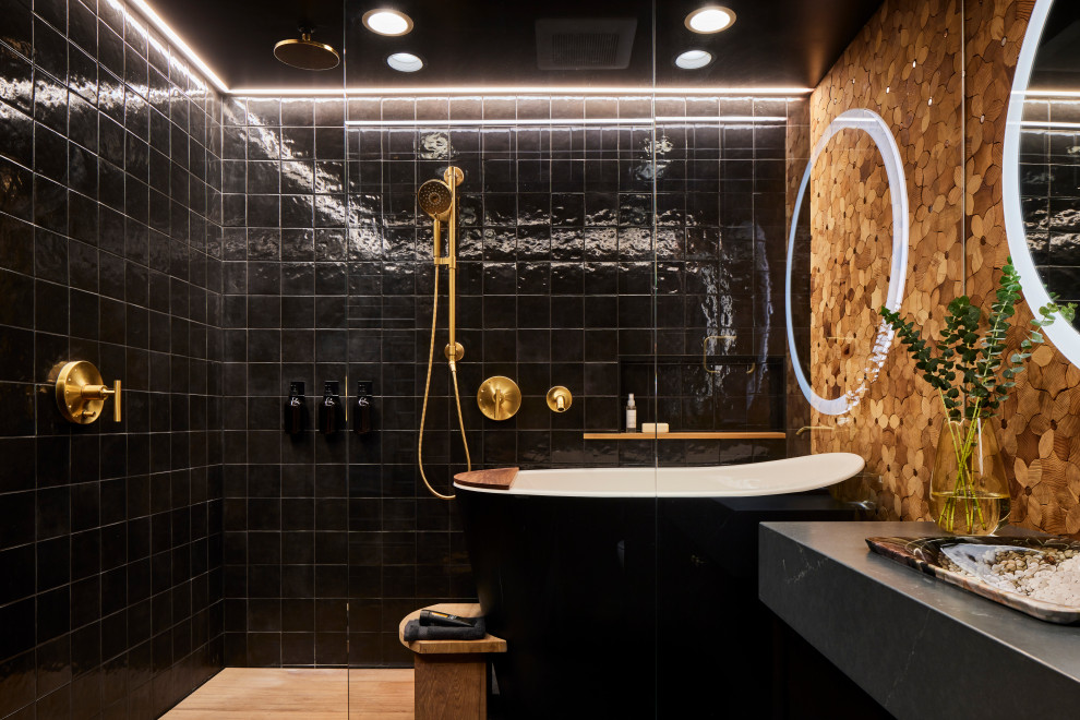 Exempel på ett litet eklektiskt grå grått en-suite badrum, med släta luckor, skåp i mörkt trä, ett japanskt badkar, en dusch/badkar-kombination, en toalettstol med hel cisternkåpa, svart kakel, porslinskakel, svarta väggar, skiffergolv, ett nedsänkt handfat, bänkskiva i kvarts, grått golv och med dusch som är öppen