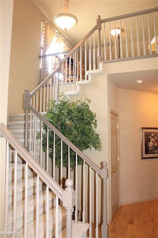 Staircase - transitional staircase idea in Detroit