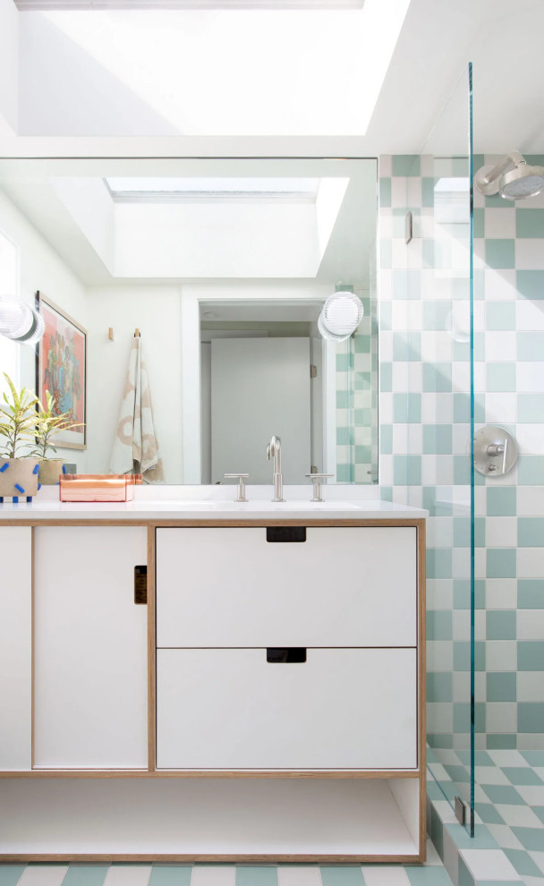 На фото: ванная комната в стиле фьюжн с разноцветной плиткой и керамической плиткой с