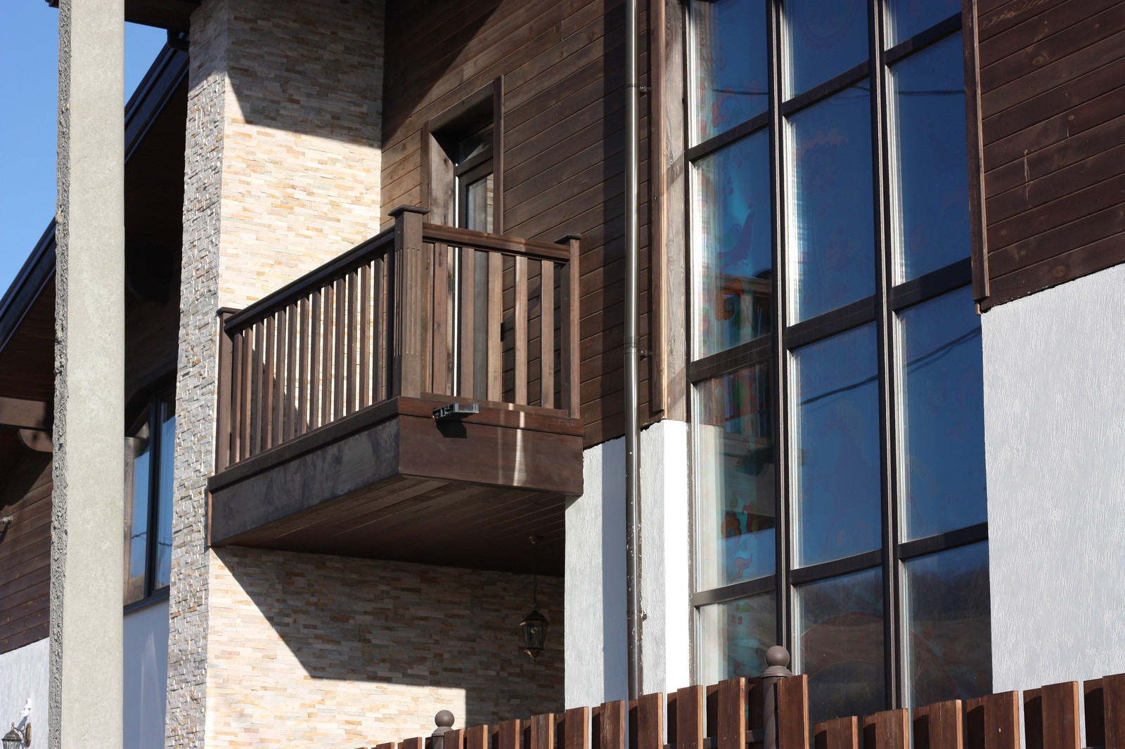 Балкон из массива сосны