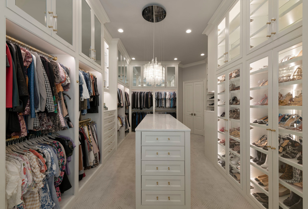 Diseño de armario vestidor unisex clásico renovado grande con armarios con rebordes decorativos, puertas de armario blancas, moqueta y suelo gris