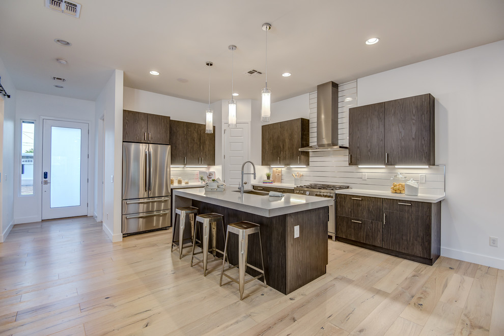 Example of a minimalist kitchen design in Phoenix