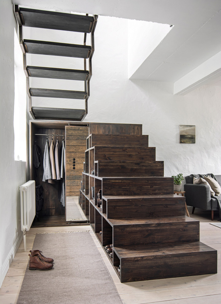 На фото: маленькая п-образная деревянная лестница в скандинавском стиле с деревянными ступенями и металлическими перилами для на участке и в саду с