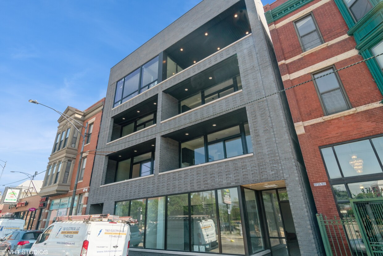 Exterior 1775 N Clybourn | Berkshire Hathaway Lincoln Park Chicago