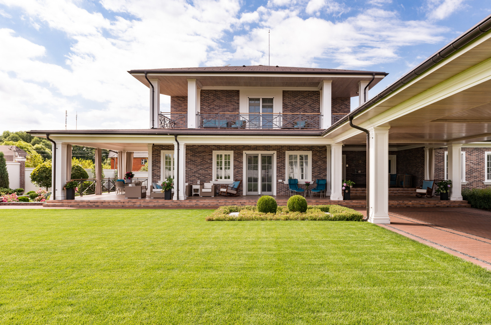 Дом с колоннадой