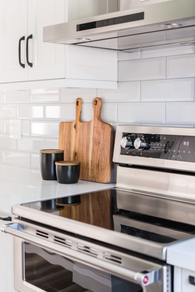 Inspiration for a transitional kitchen remodel in Toronto