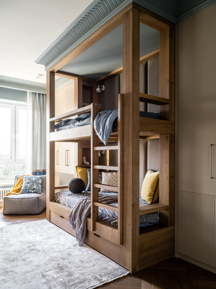 Inspiration for a mid-sized transitional kids' bedroom for kids 4-10 years old and boys in Moscow with blue walls, medium hardwood floors and beige floor.