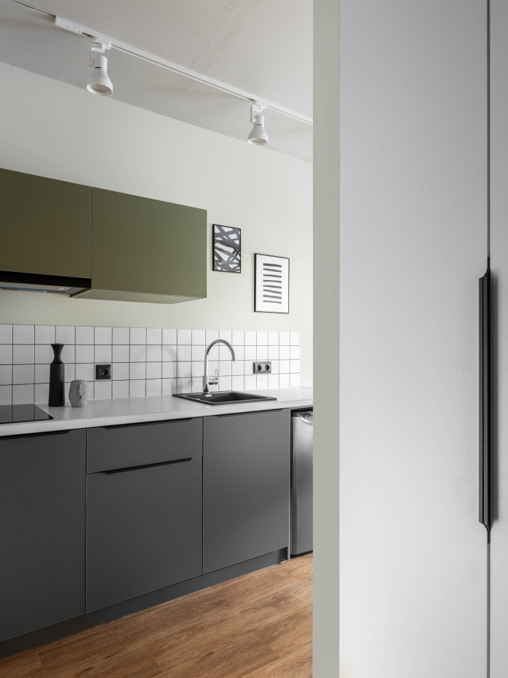 Студия 2. Вид на кухонный гарнитур из прихожей