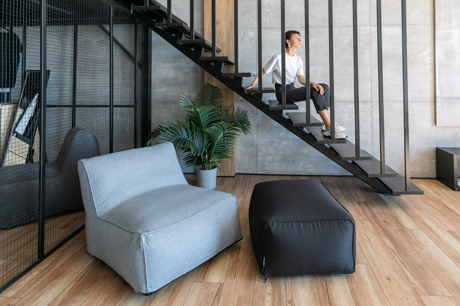 Кресло с пуфом под лестницу