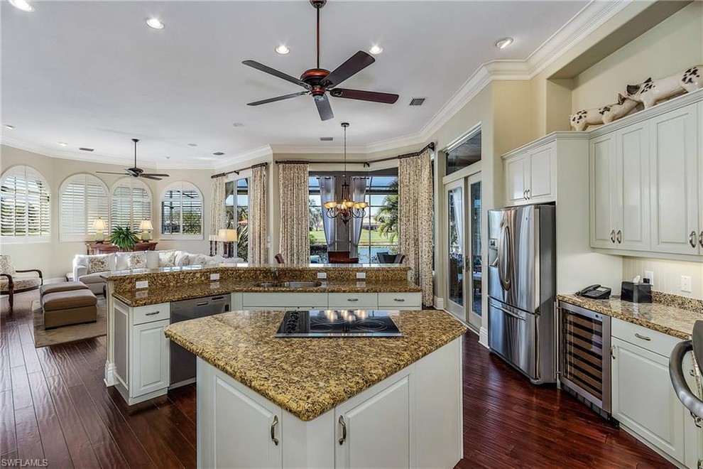 Transitional kitchen photo in Miami