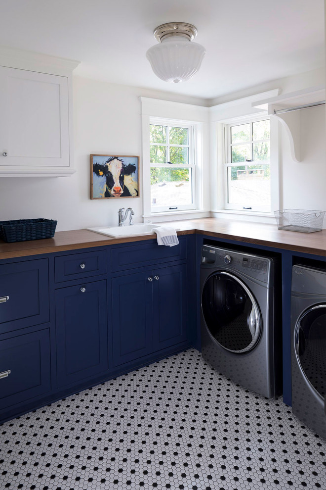 Inspiration for a traditional laundry room in Minneapolis.