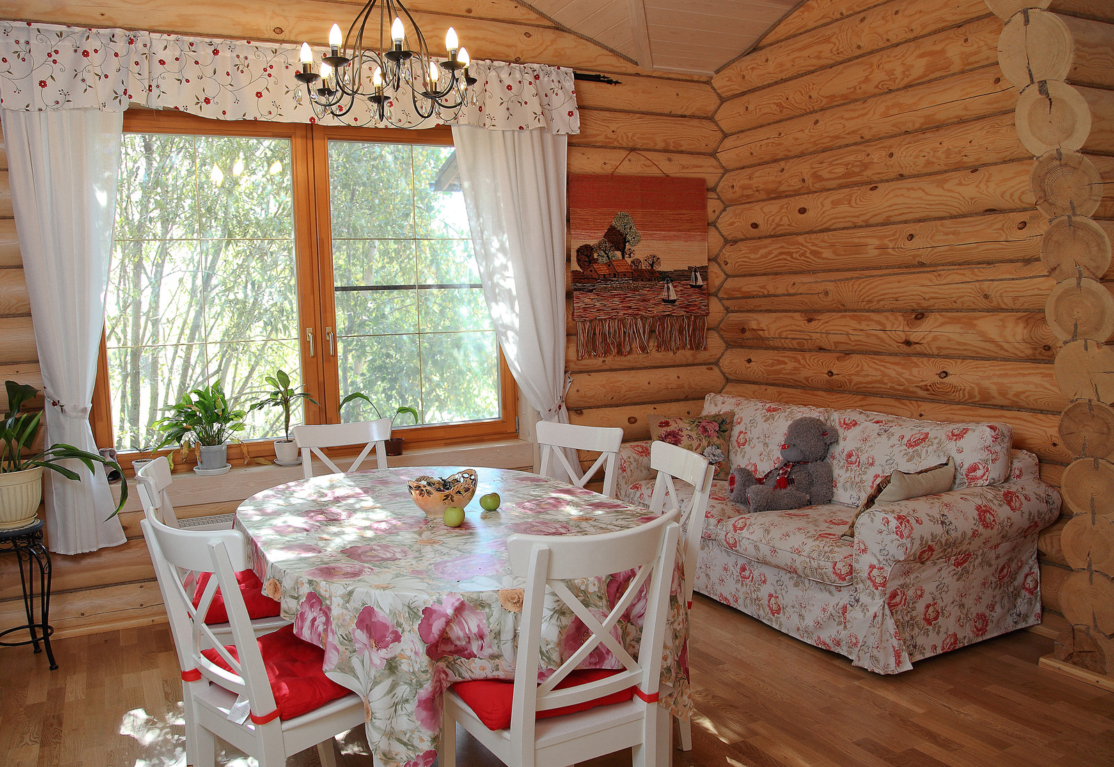 Деревянная баня с бассейном