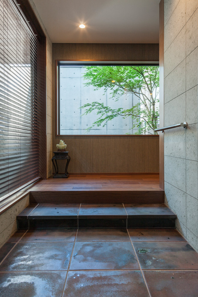 This is an example of an asian vestibule in Tokyo with beige walls.
