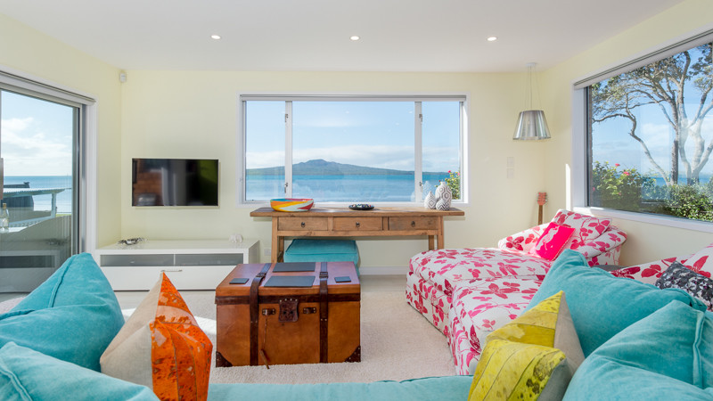 This is an example of a beach style living room in Napier-Hastings.