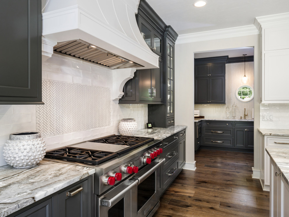 Exempel på ett stort klassiskt grå grått kök, med en rustik diskho, luckor med infälld panel, vita skåp, bänkskiva i kvartsit, vitt stänkskydd, stänkskydd i porslinskakel, rostfria vitvaror, mörkt trägolv, en köksö och brunt golv