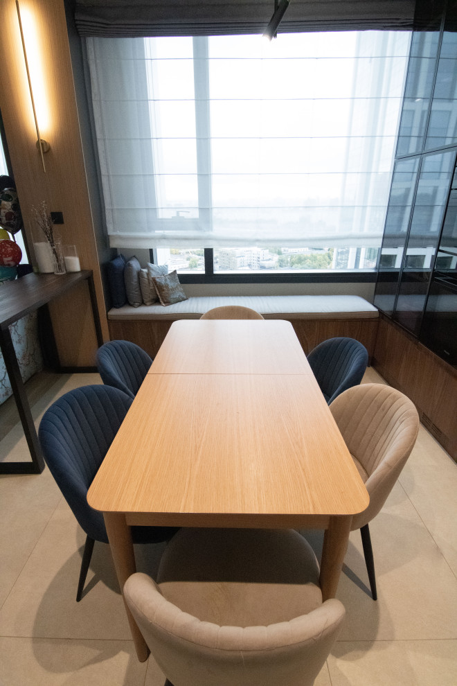 Кухня в стиле минимализм с фасадами под "темное дерево"